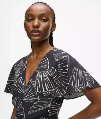Vestido con estampado de abanicos y cuello en V