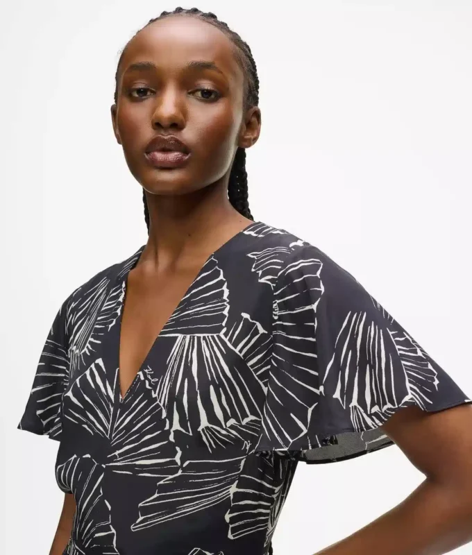 Vestido con estampado de abanicos y cuello en V Vestido con estampado de abanicos y cuello en V