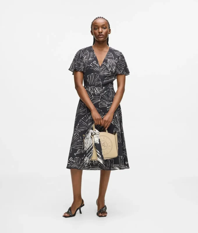 Vestido con estampado de abanicos y cuello en V Vestido con estampado de abanicos y cuello en V