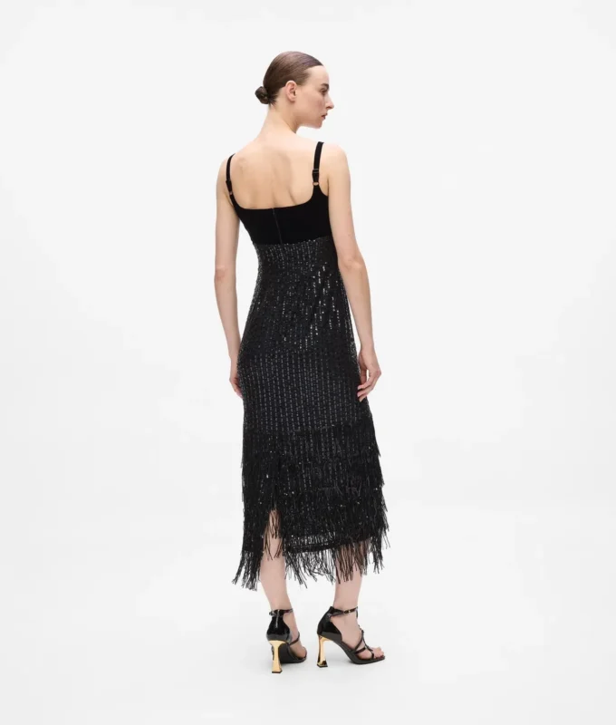 Vestido con flecos y lentejuelas Vestido con flecos y lentejuelas