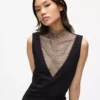 Vestido de malla con pedrería y cuello en V Vestido de malla con pedrería y cuello en V
