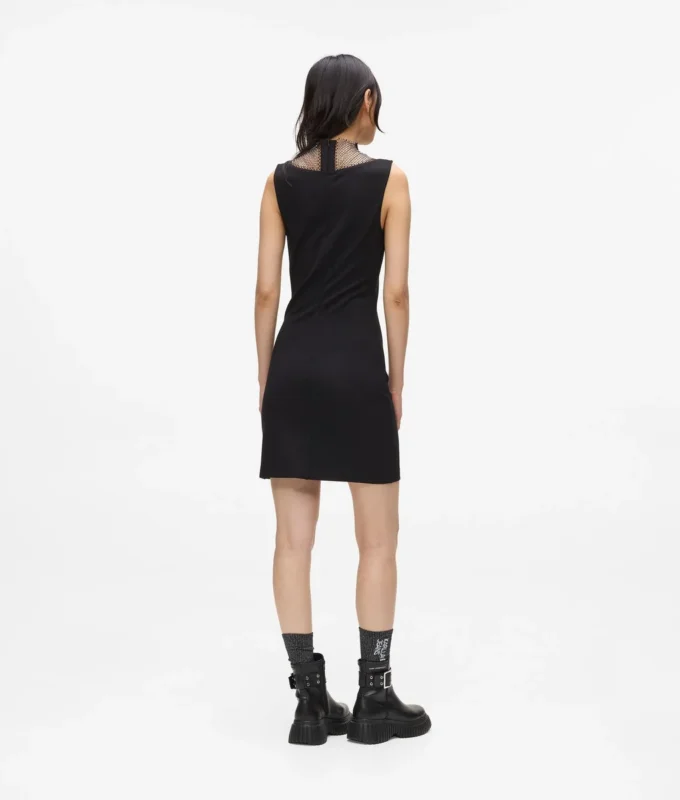 Vestido de malla con pedrería y cuello en V Vestido de malla con pedrería y cuello en V