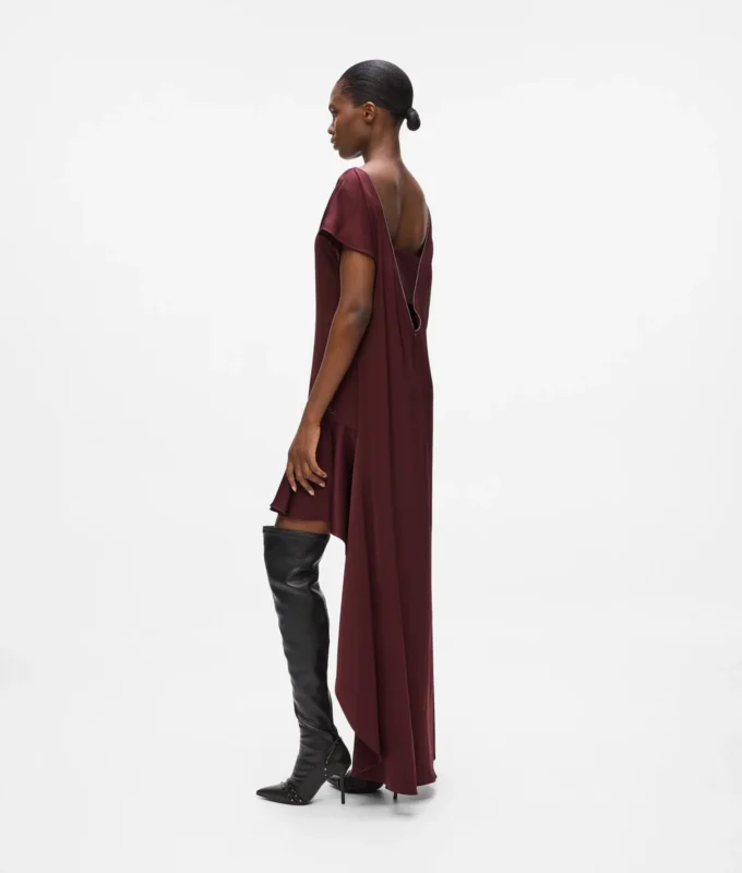 Vestido de satén con espalda abierta Vestido de satén con espalda abierta