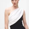 Vestido drapeado con un solo hombro Vestido drapeado con un solo hombro