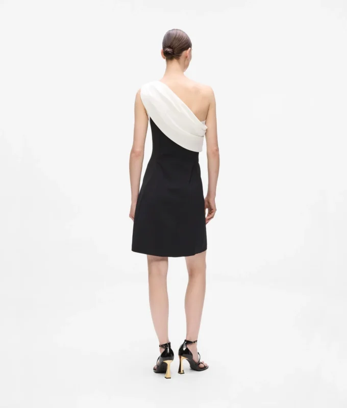 Vestido drapeado con un solo hombro Vestido drapeado con un solo hombro